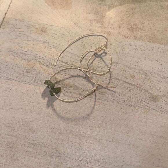 Green gem stone tie bracelet | Sz OS - Picture 2 of 3